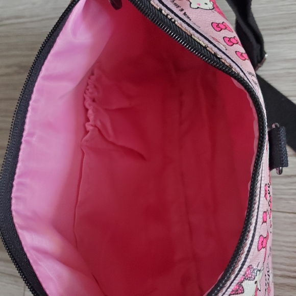 Hello Kitty Shoulder Bag - Picture 11 of 12